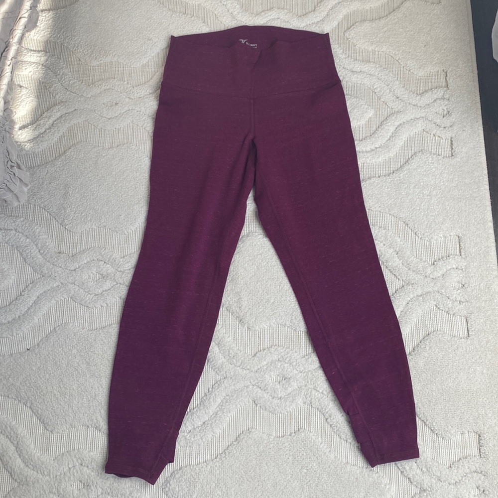 NWOT woman’s purple Old Navy active leggings. Size medium petite.